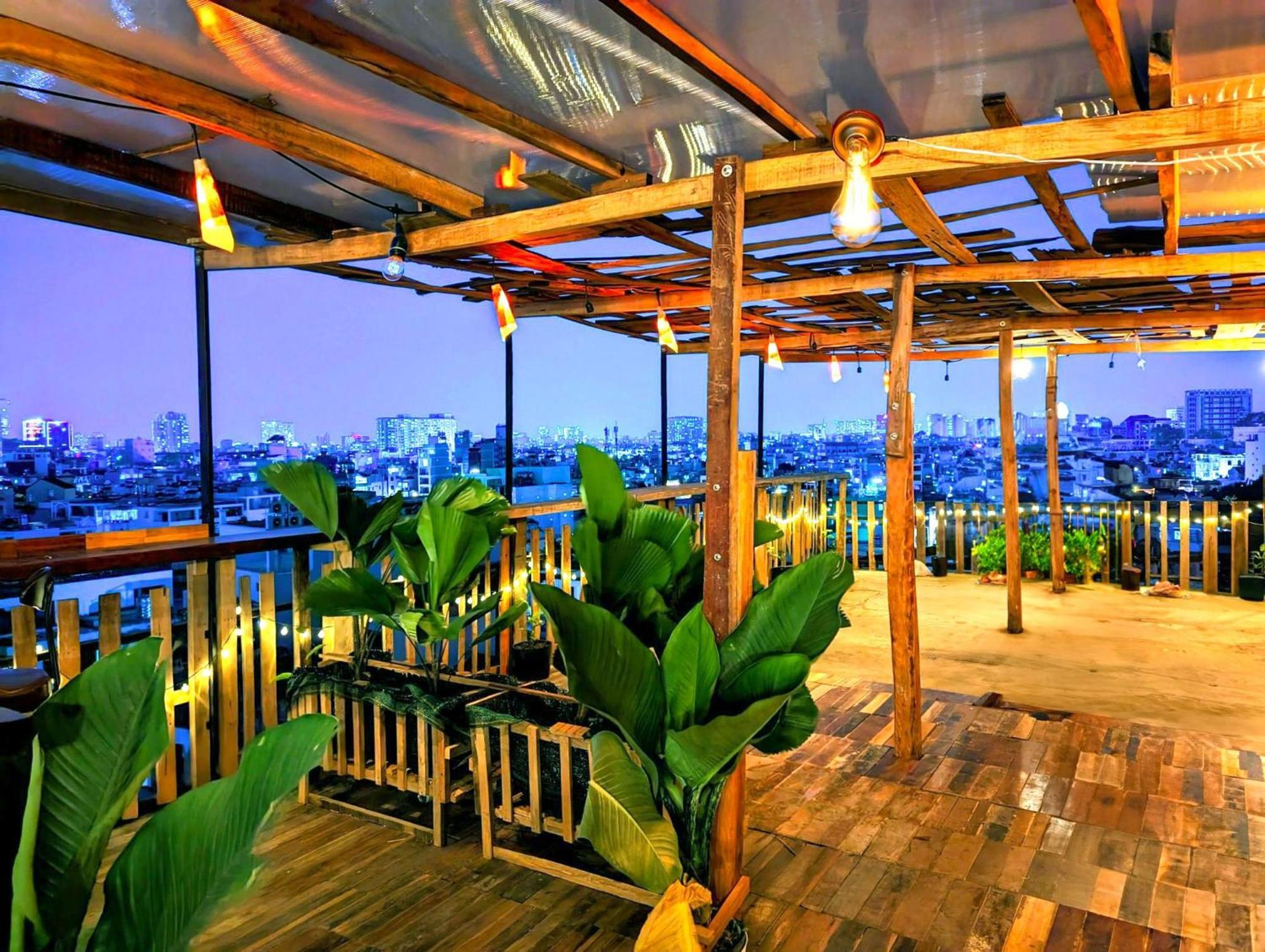 The Gk House Hostel, Ecolliving, Central City, Natural Wooden, Chill View Rooftop, Restaurant And Cocktail Bar Cidade de Ho Chi Minh Exterior foto