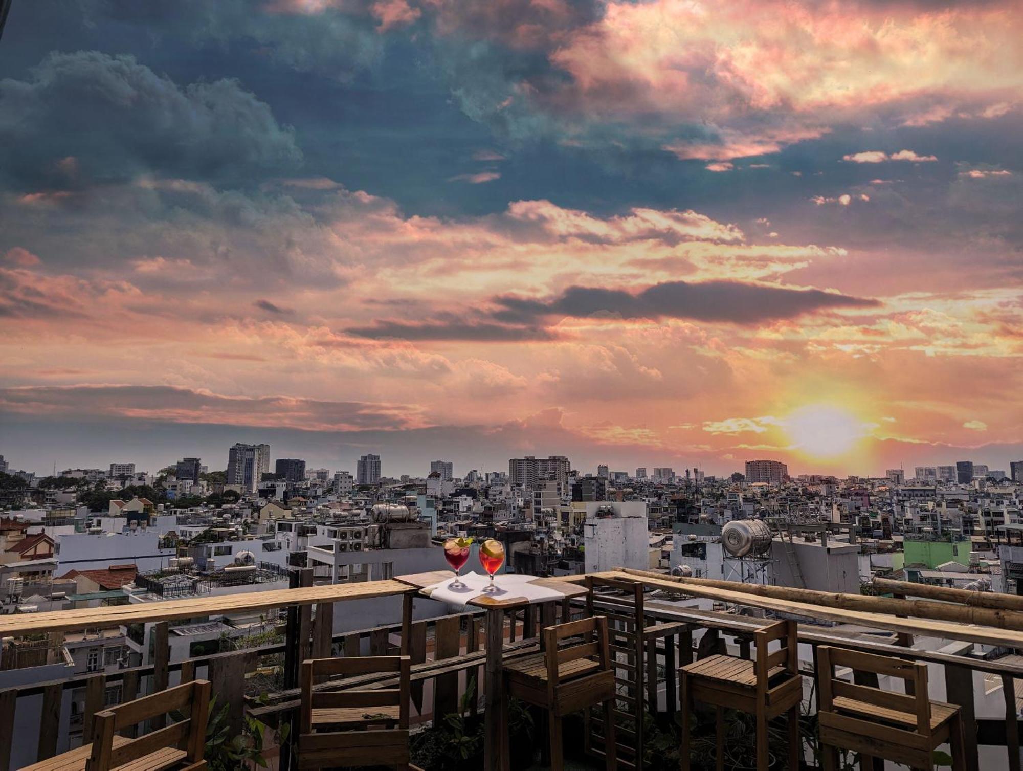 The Gk House Hostel, Ecolliving, Central City, Natural Wooden, Chill View Rooftop, Restaurant And Cocktail Bar Cidade de Ho Chi Minh Exterior foto